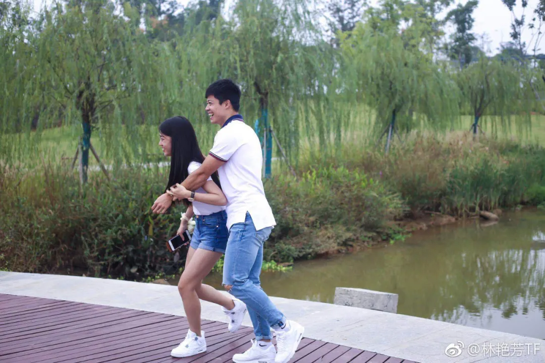 苏炳添百米封神后，“添嫂”曝光，从校服到婚纱的爱情太甜了