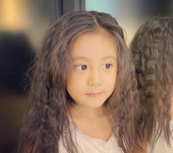 贾静雯晒三个女儿，咘咘最美，波妞女汉子，16岁梧桐妹打扮显成熟