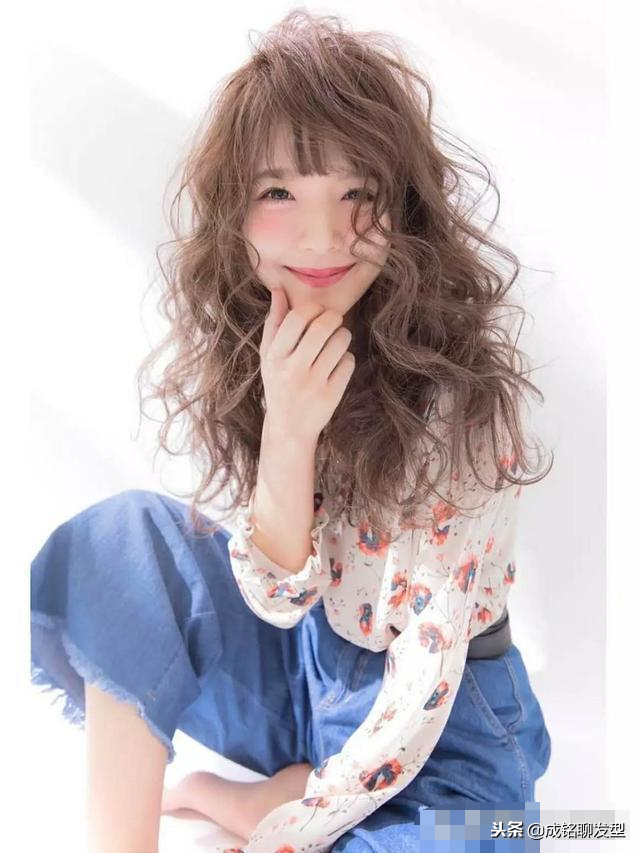 发量少的女生长卷发难打理，发型师教你一招，让你彻底告别细软趴