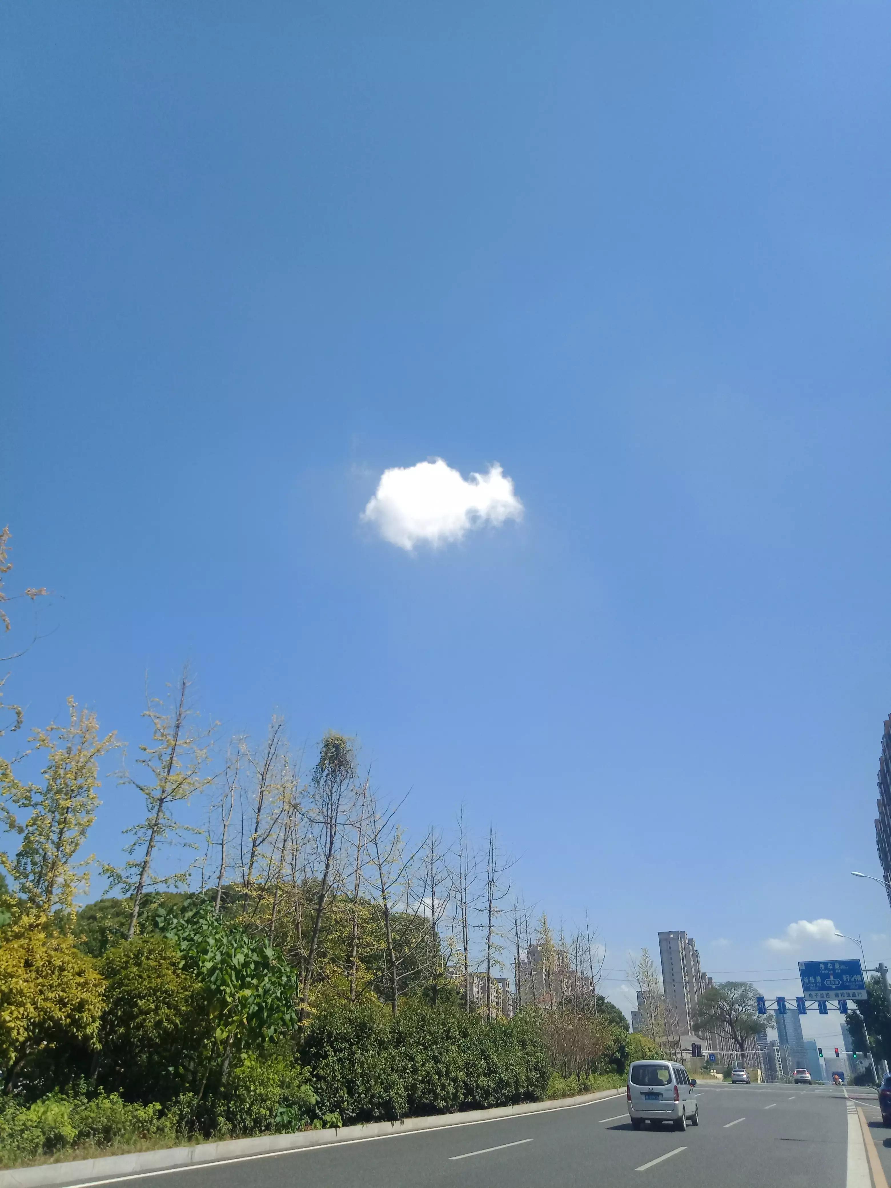 秋高气爽，蓝天白云真好看