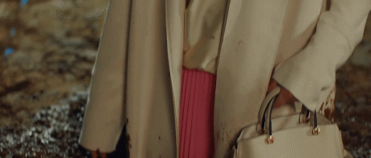 三个前夫在一个房间里雕刻沙子的场面，笑着吐了出来。