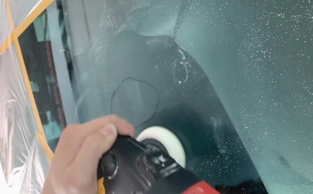 汽车挡风玻璃刮花了怎么修复只需四步教你解决挡风玻璃划痕问题