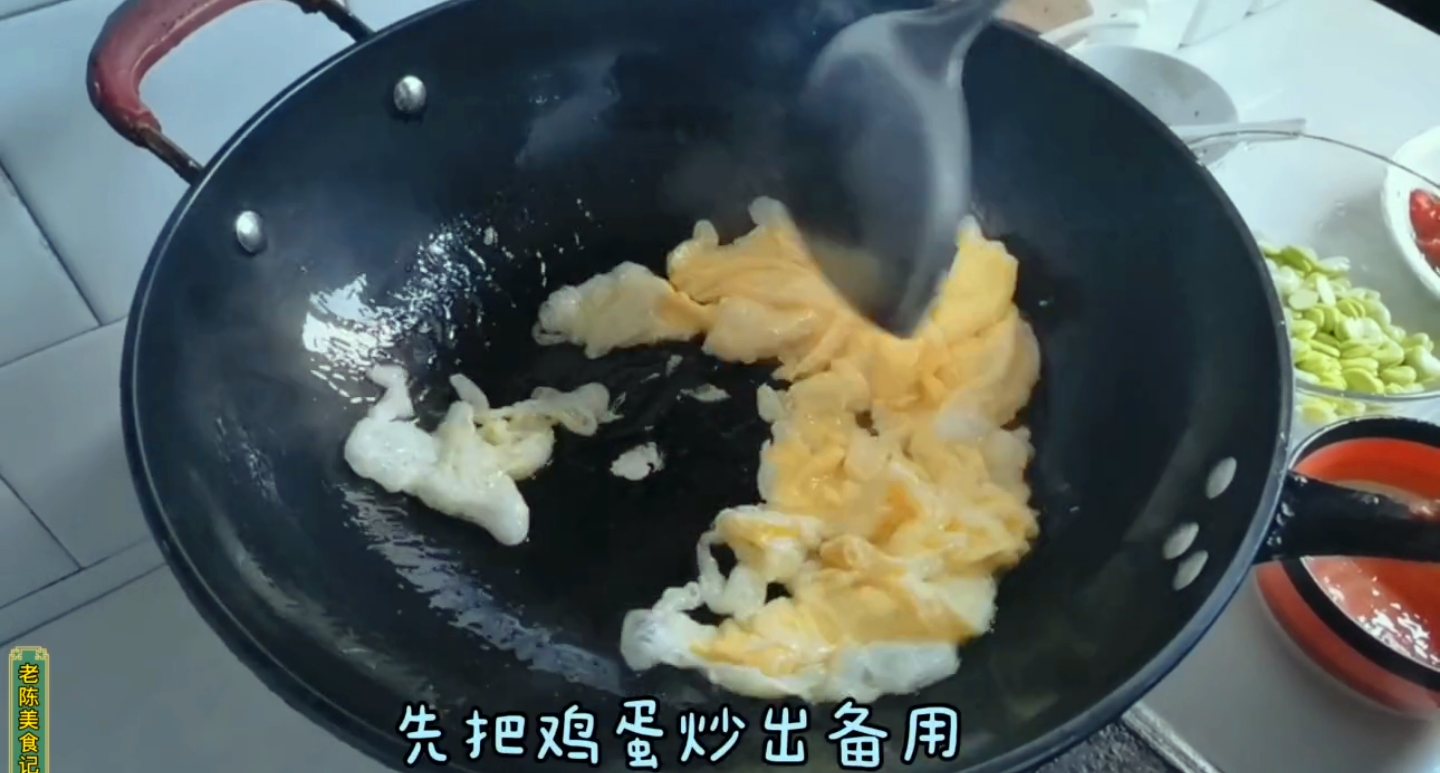 蚕豆米炒鸡蛋（三分钟教你营养鲜嫩的炒鸡蛋）