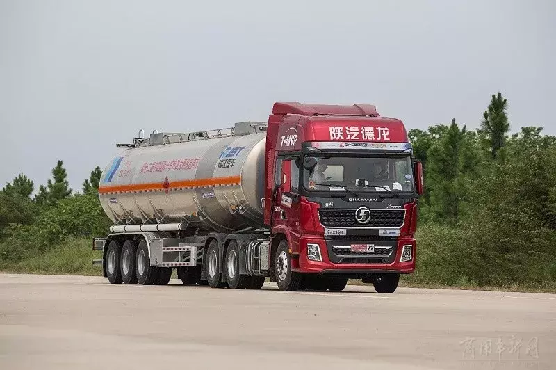 陕汽德龙X5000:用颜值和实力应战