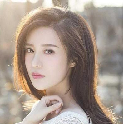 她出道便被姑父捧为女主，姑父另结新欢后，她也沦为了十八线演员