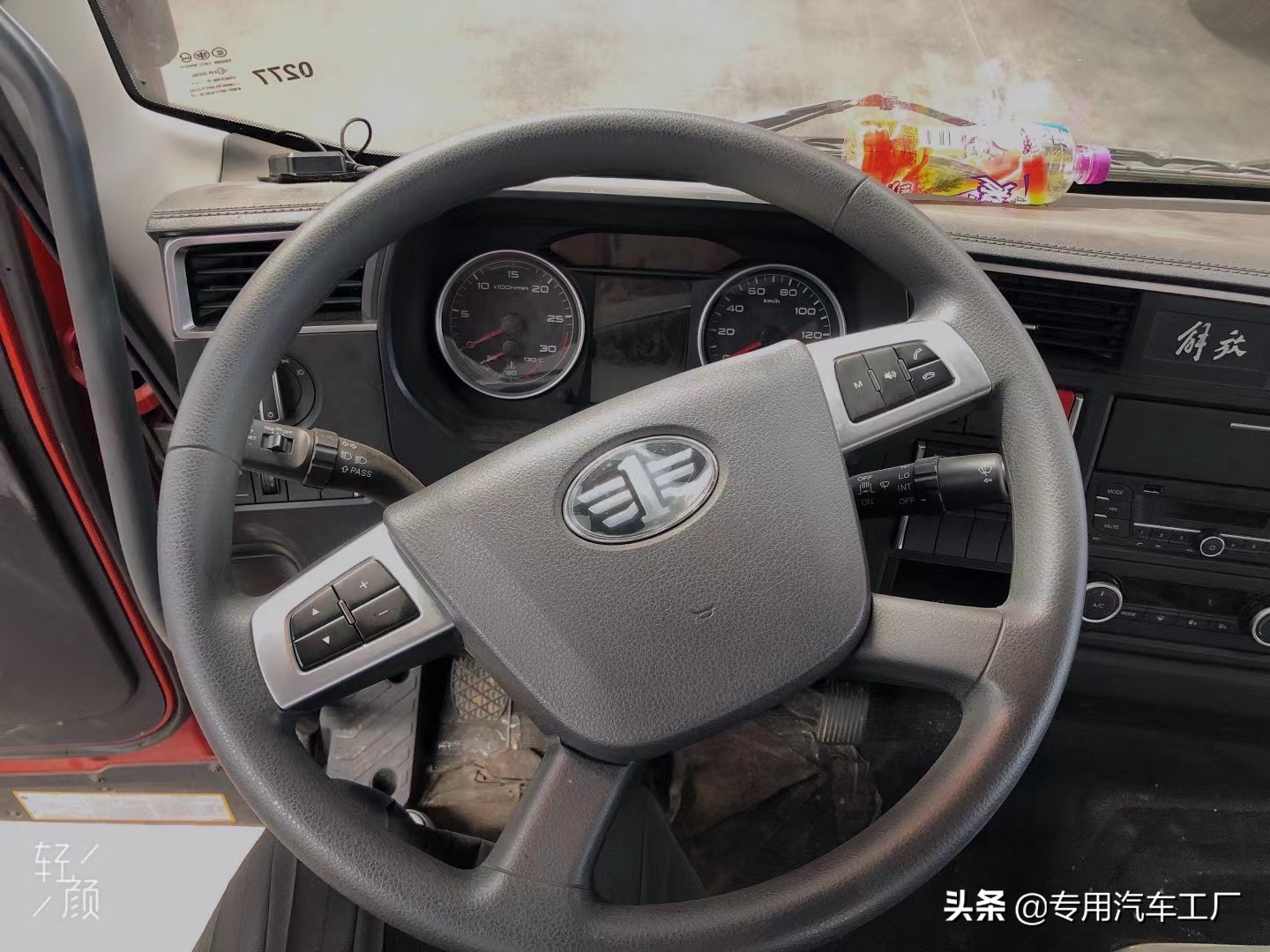 解放国六前四后八平板运输车