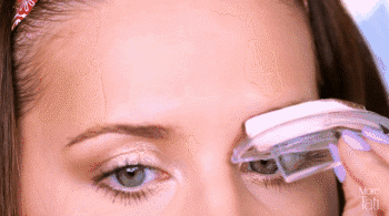 我国有一老牌眉笔，小小一支也有证书，搭配眉卡眉刷不到十块钱