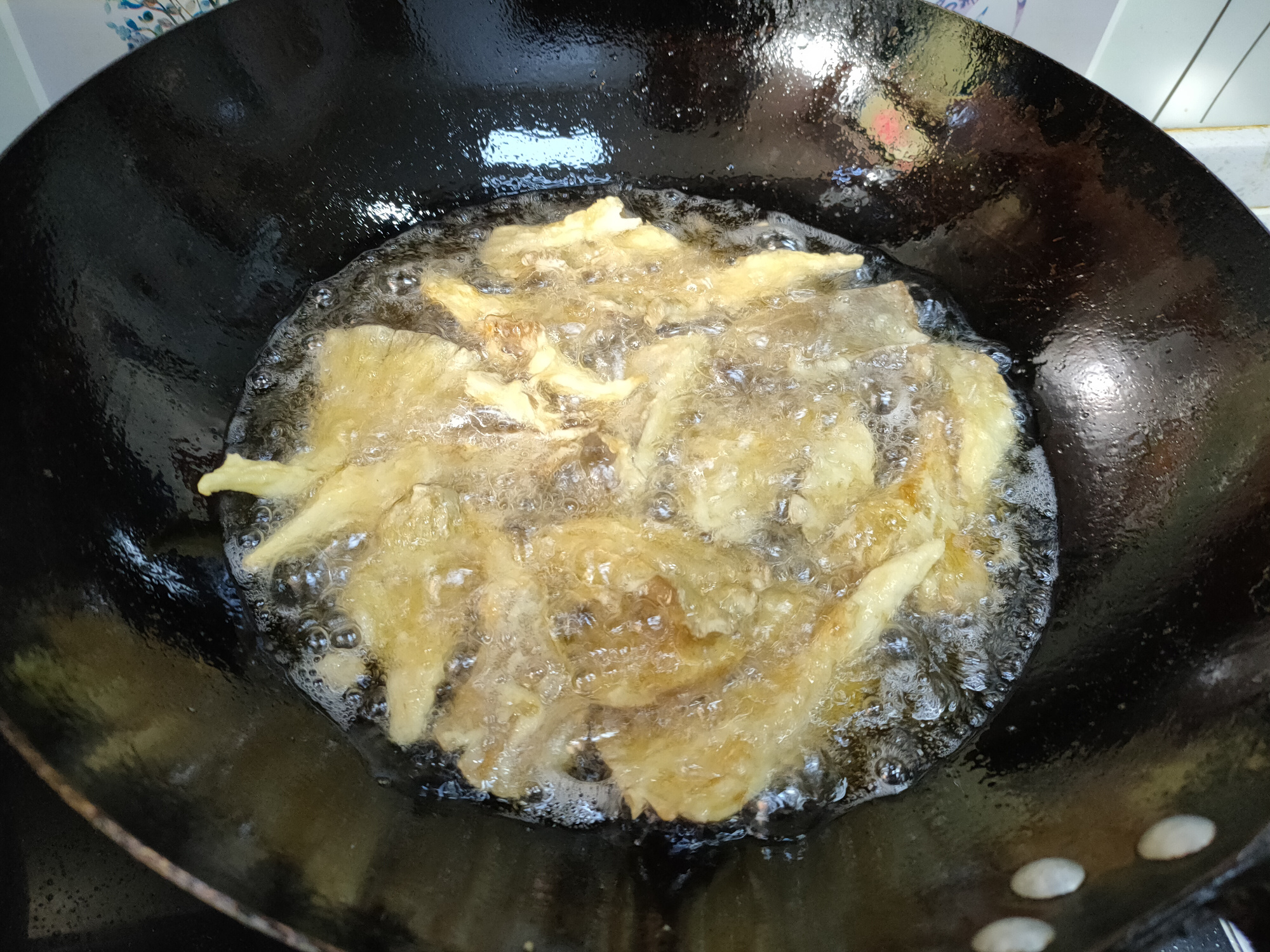 做干炸蘑菇，面糊是关键，多加两样，又香又酥又脆，好吃不回软