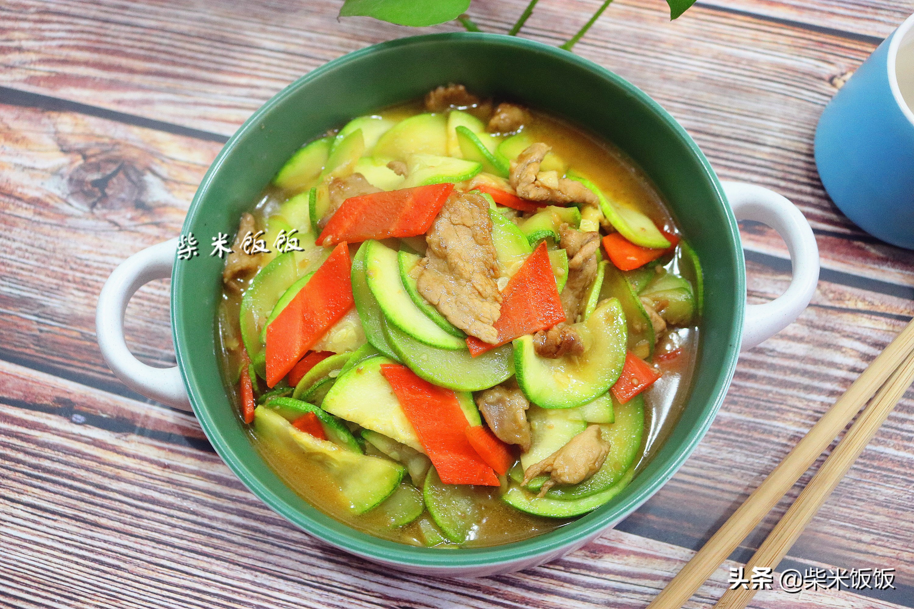 天越冷，我家越爱吃这菜，炒一炒，鲜嫩又多汁，总也吃不厌