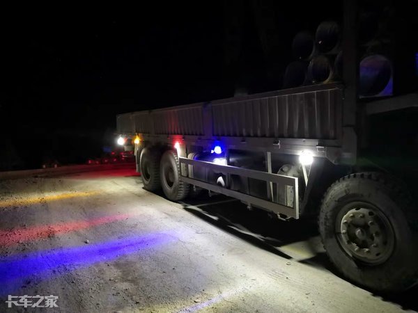 看到车身射灯时,卡友:夜里不怕被晃眼