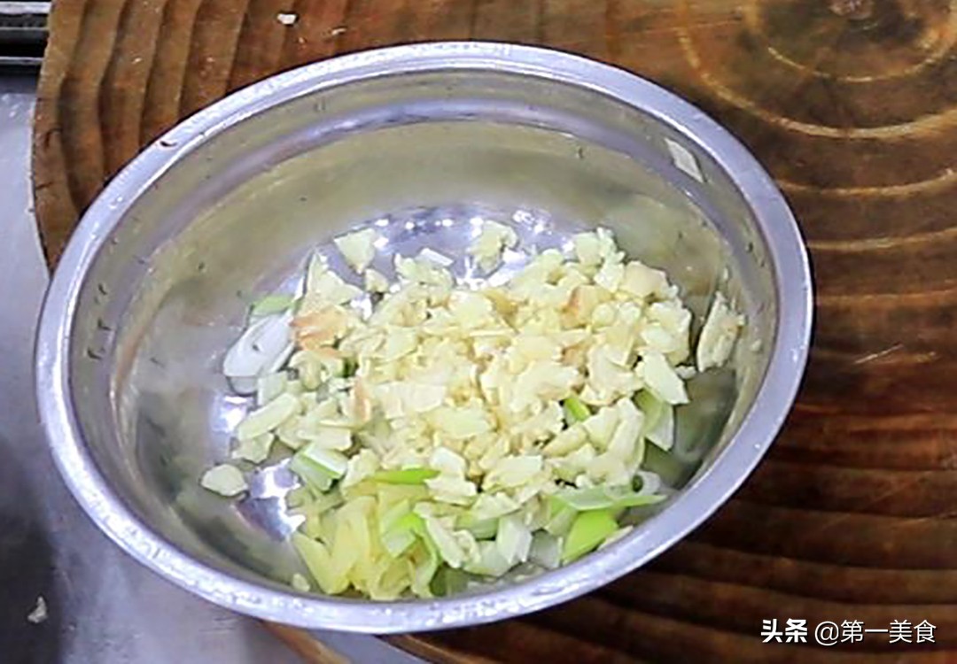 紅燒茄子的做法 最正宗的做法視頻,紅燒茄子的做法最正宗的做法視頻竅門