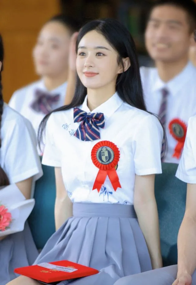 赵丽颖为消防员点赞！穿白T扎高马尾扮嫩美成校花，时尚感又强了