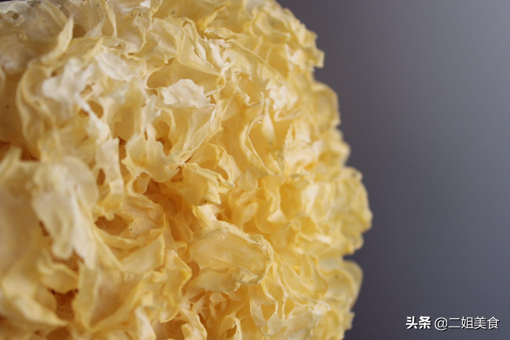 硫磺熏过的银耳怎么分辨?摊主:教您一招,别再买错了