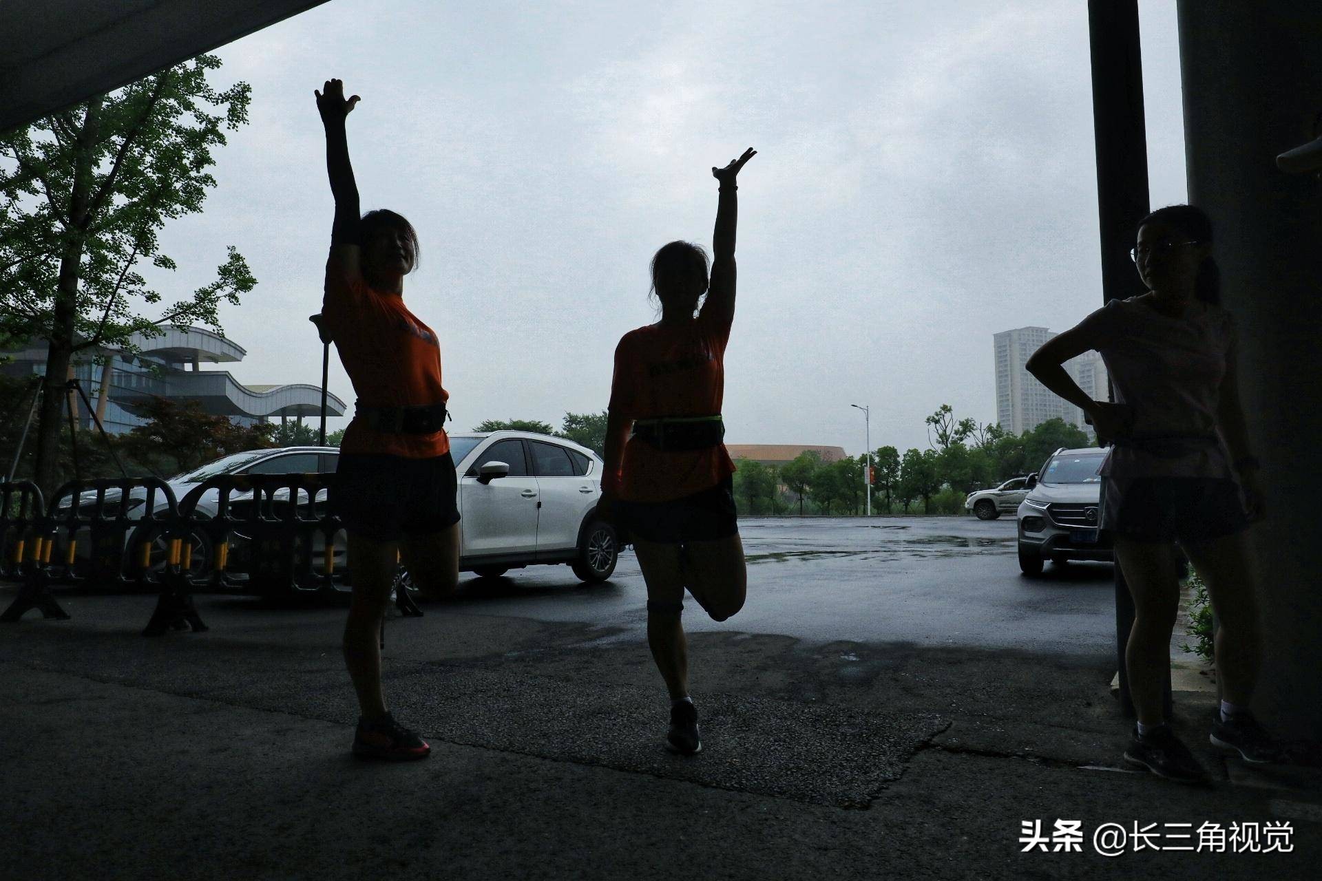 为爱奔跑！雨中，那一道七彩的虹……