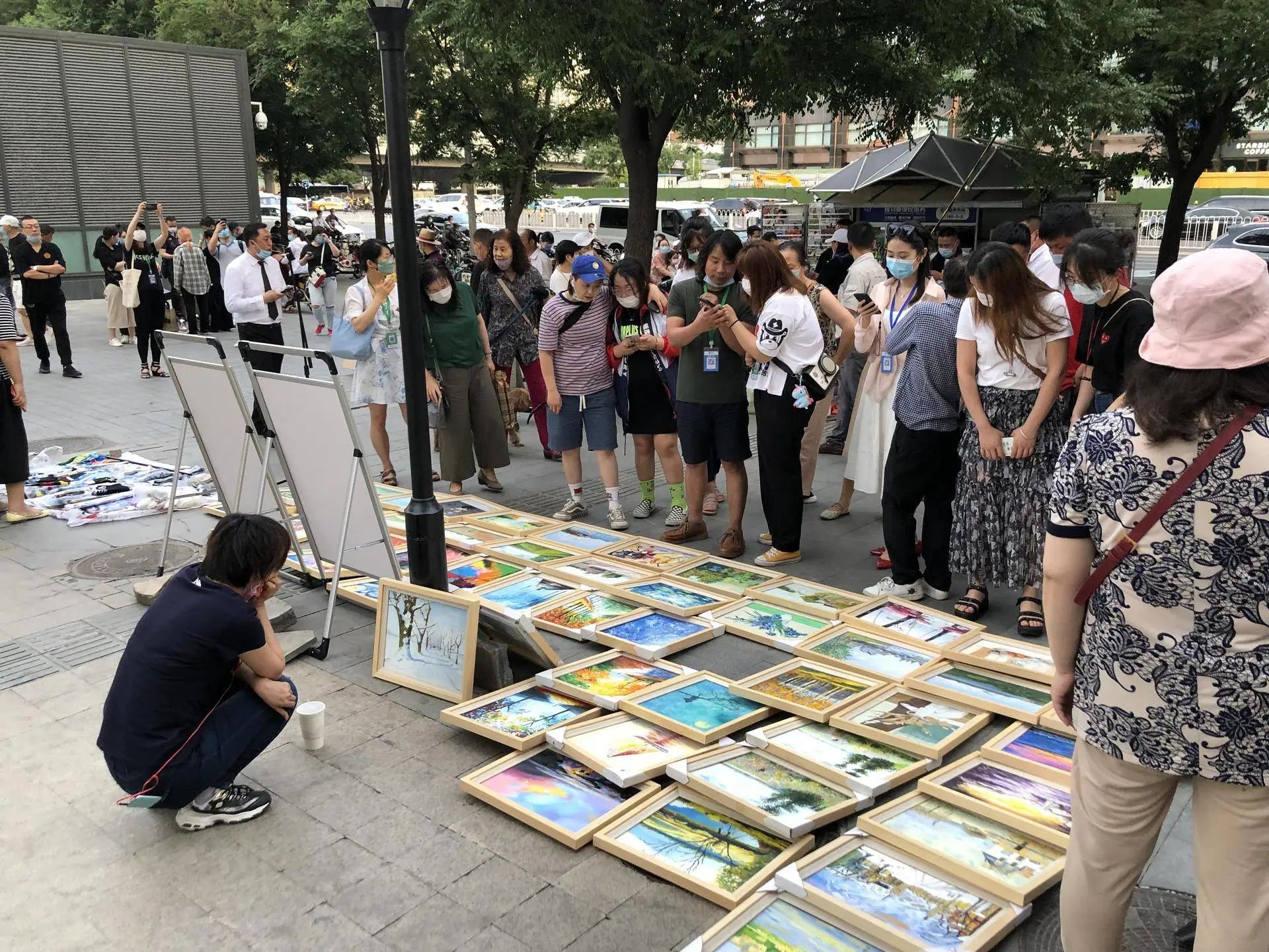 8位摊主讲述：我在城市摆地摊，理想很好、现实骨感