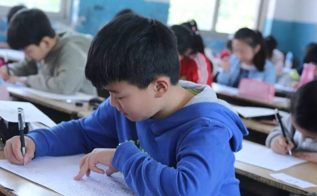 教育部减负通知，禁止学校公布考试成绩和排名，家长：自欺欺人