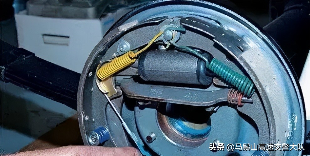 汽车脚刹时主要作用于后轮，高速行驶更需注意制动平衡