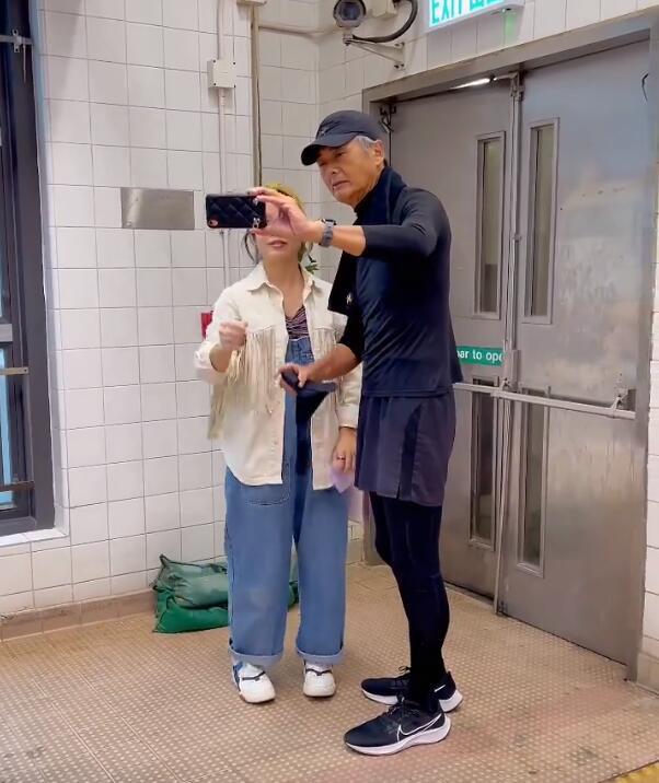 周润发晨跑被偶遇，身材超瘦两鬓斑白戴帽子遮，摘口罩与粉丝合照