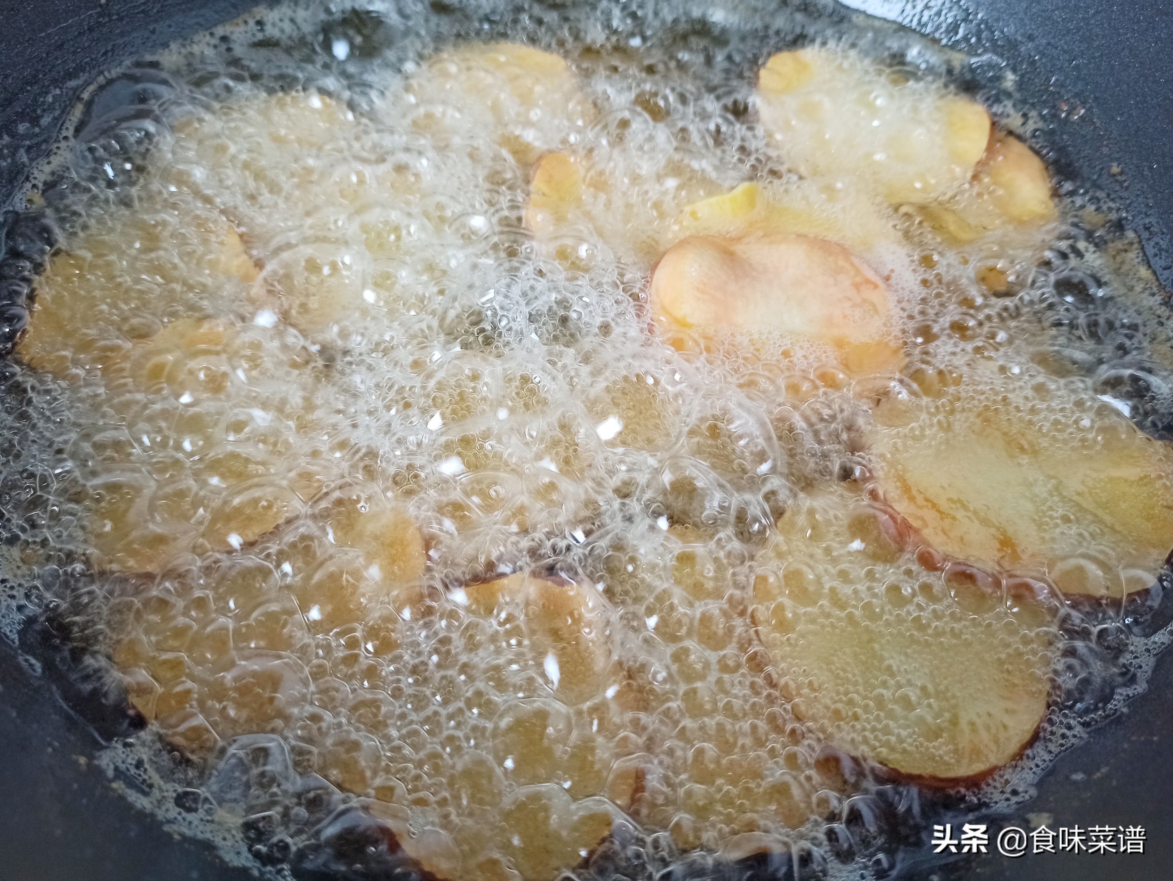 炸薯片的家常做法，3个红薯1把孜然，酥脆可口，做一大盆不够吃