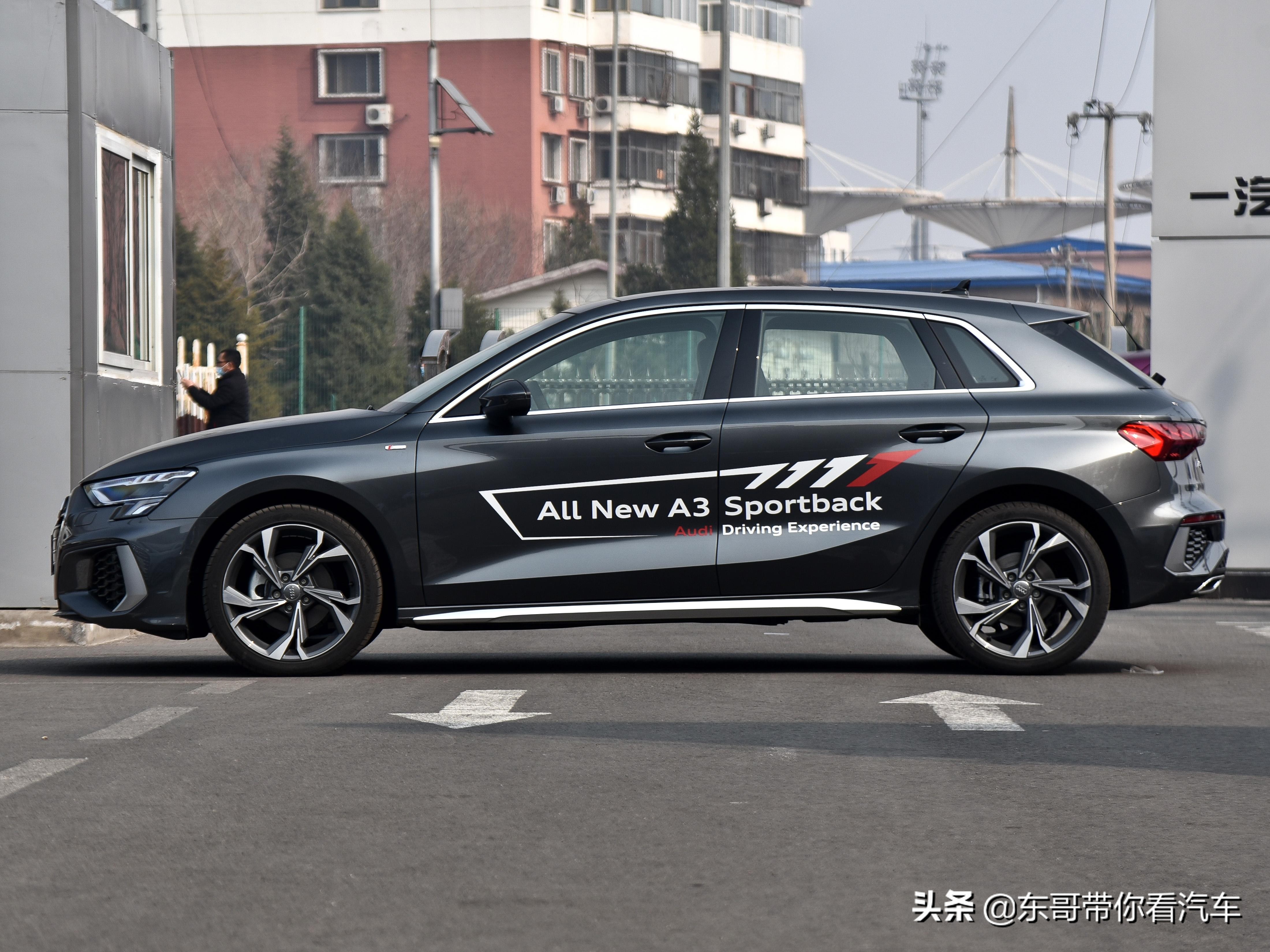 豪华入门车，内饰外观高级有面子，油耗5.9L动力也足，实拍奥迪A3