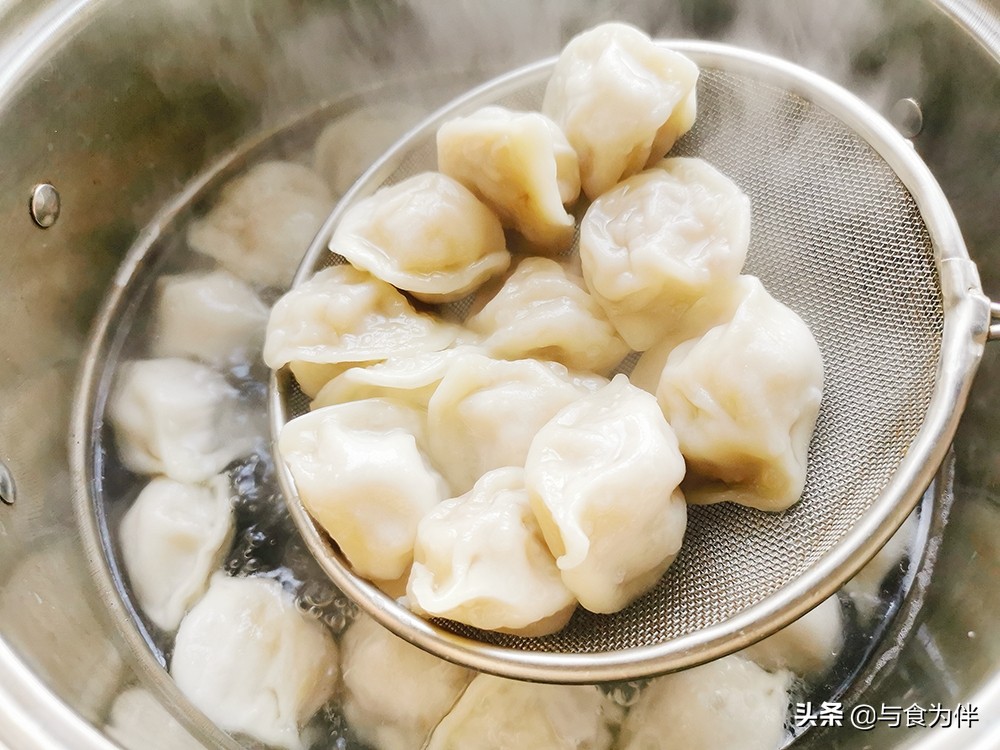 做酸汤水饺，熬“甜醋”是关键，酸爽够味真过瘾，天冷吃着直冒汗