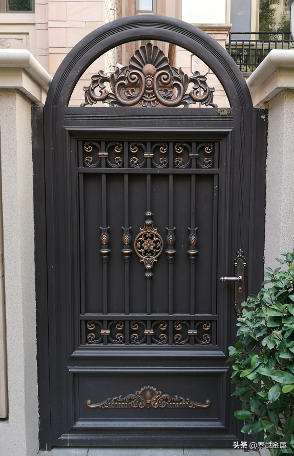 铝艺大门多少钱一平方(1万多元的别墅庭院门) - 价格百科