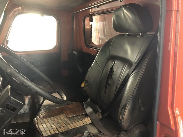 单片钢制踏板源自经典的东风eq140-2身上,不过此处位置经常遭受前脸甩