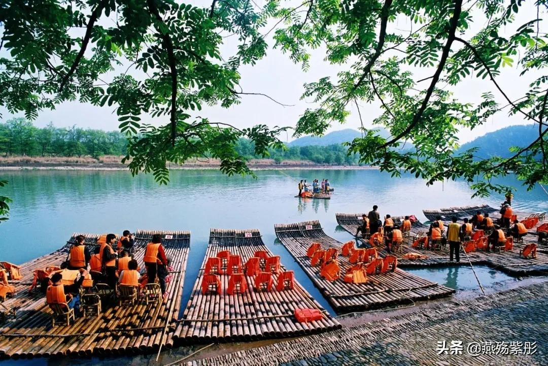 空山新雨后，景色分外娆，竹筏水上行，诗意盎然时，你心动了吗？