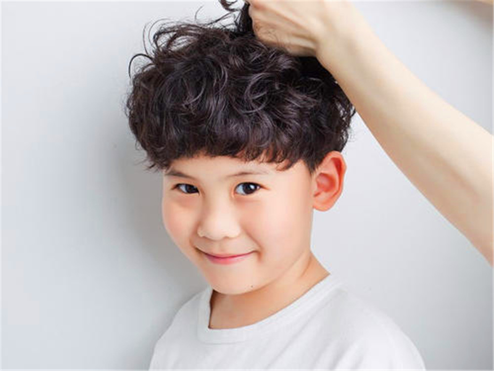 萌娃烫发越来越流行,看上去很洋气,家长却忽略了其中的危害