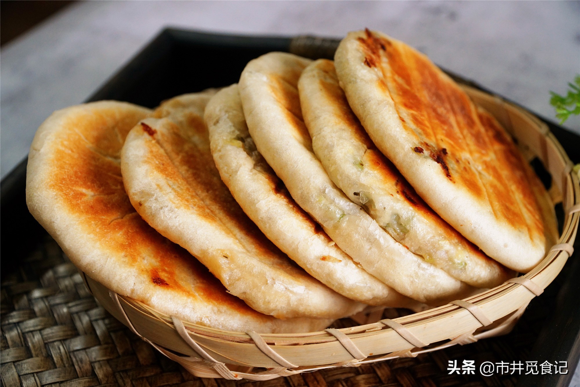 做馅饼，和好面直接包可不行，多加一步，松软酥脆，放几天都不硬