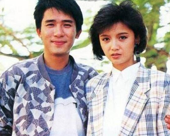 她是梁朝伟前女友，被闺蜜刘嘉玲夺爱，嫁豪门被气走，今54岁仍单身