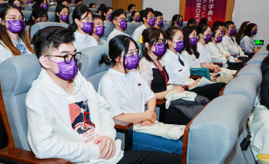 清华学生晒出作业量，大学生作业量这么多吗？网友却集体吐槽