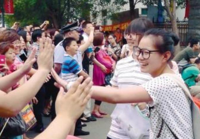 高考“旗开得胜”的老爸走红，艳压众多家长，妈妈穿旗袍都没比过