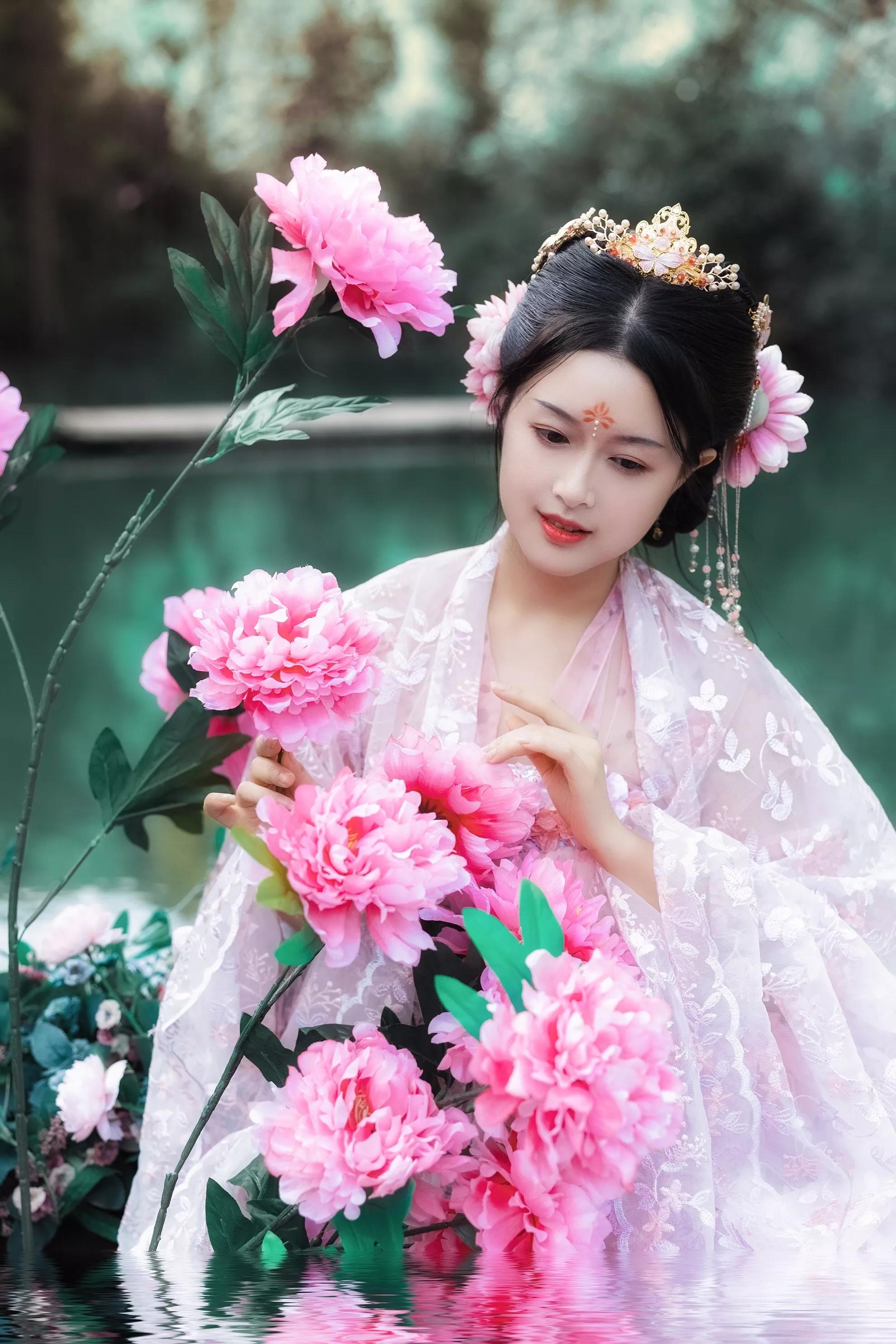 花媲人美争艳芳 人逊花香输情长