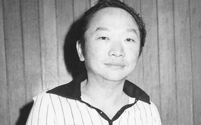 三十年不见父亲，气哭成龙，去世前仅一人陪伴，古龙的传奇与孤独