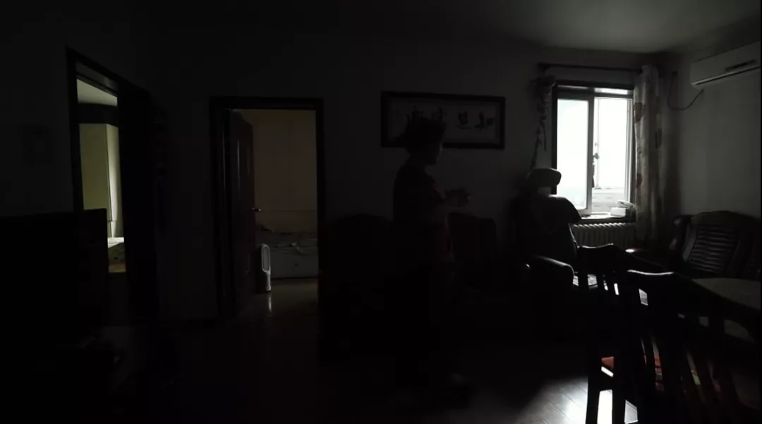 这房子暗得我看不下去了！改造之后变八口阳光之家