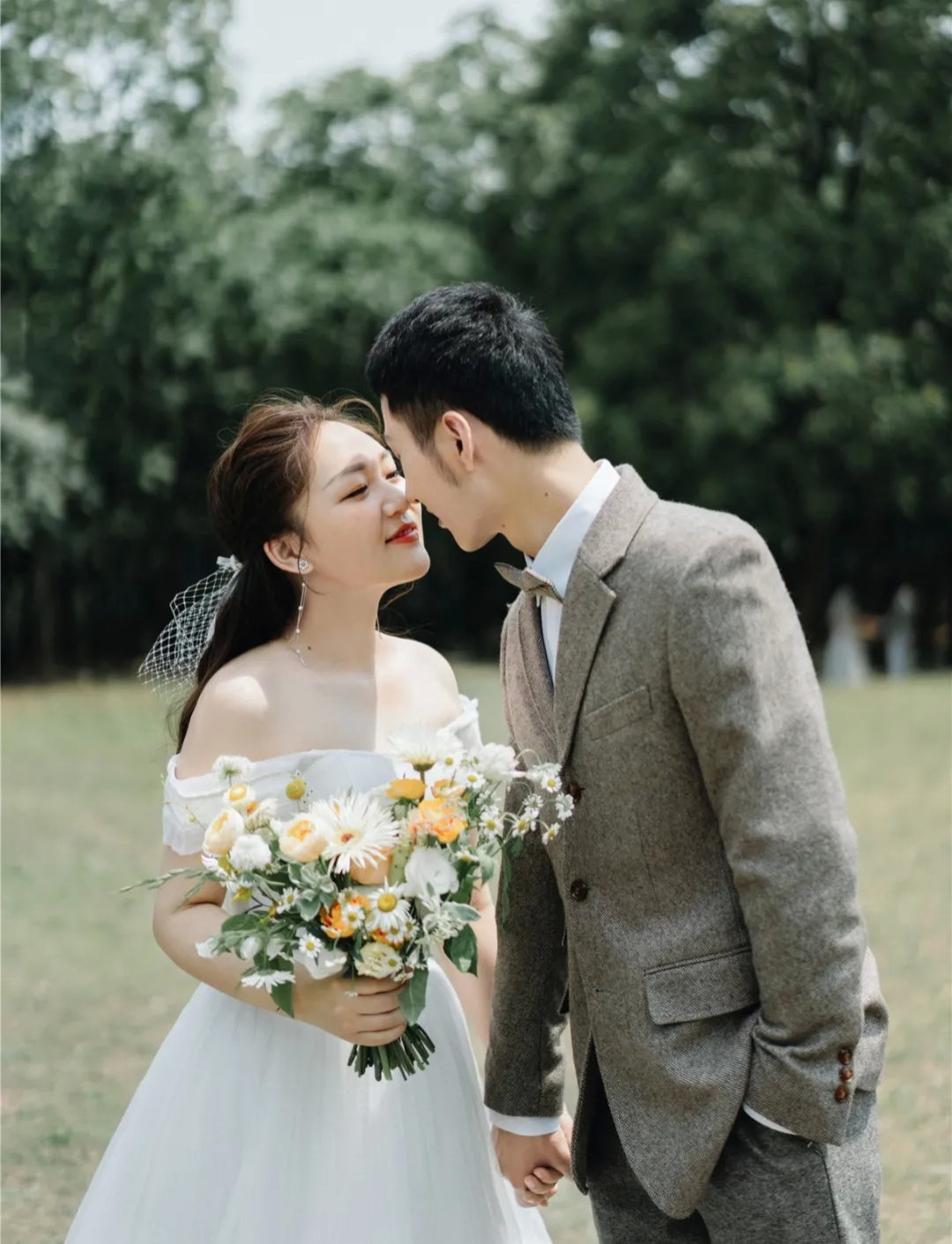 大学情侣刚毕业就结婚！男方父母瞬间老了好多？直言压力太大了