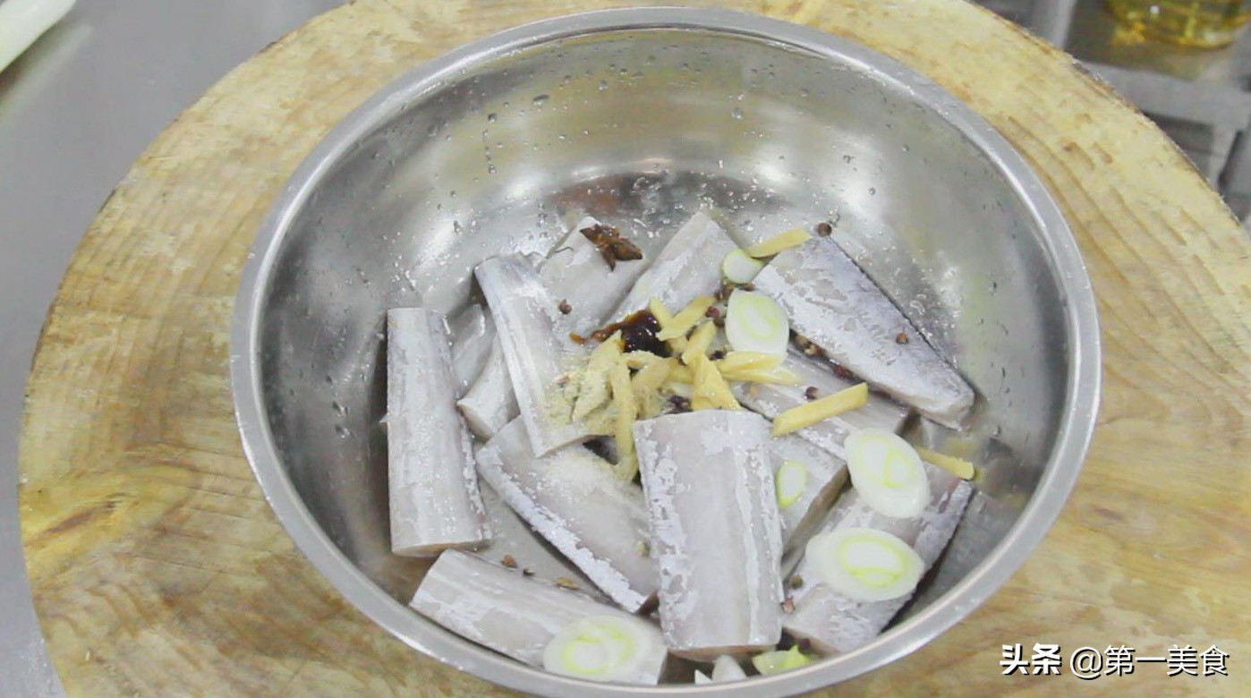 炸带鱼段怎样又酥又好吃（干炸带鱼的烹饪教程）