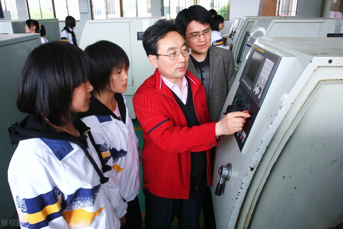 降低中专生进入大学门槛的建议得到了回应。网友：大学生不值钱了