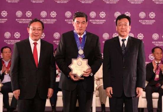 毛阿敏丈夫解直锟：从印刷厂工人到身价万亿，生活低调热衷做慈善