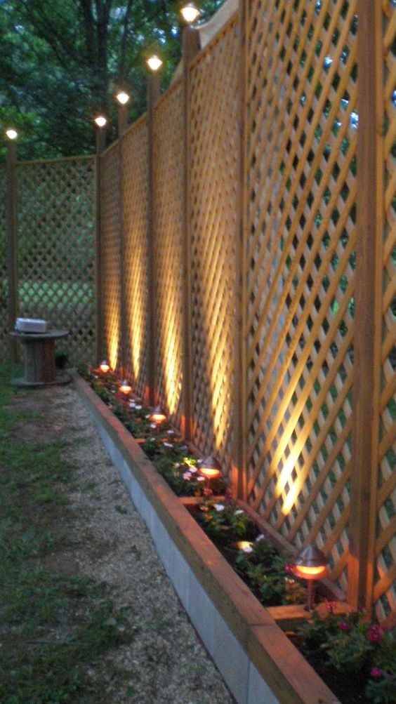 院子里铺一条小路，红砖拼接太阳能砖，晚上自动照明不用交电费了