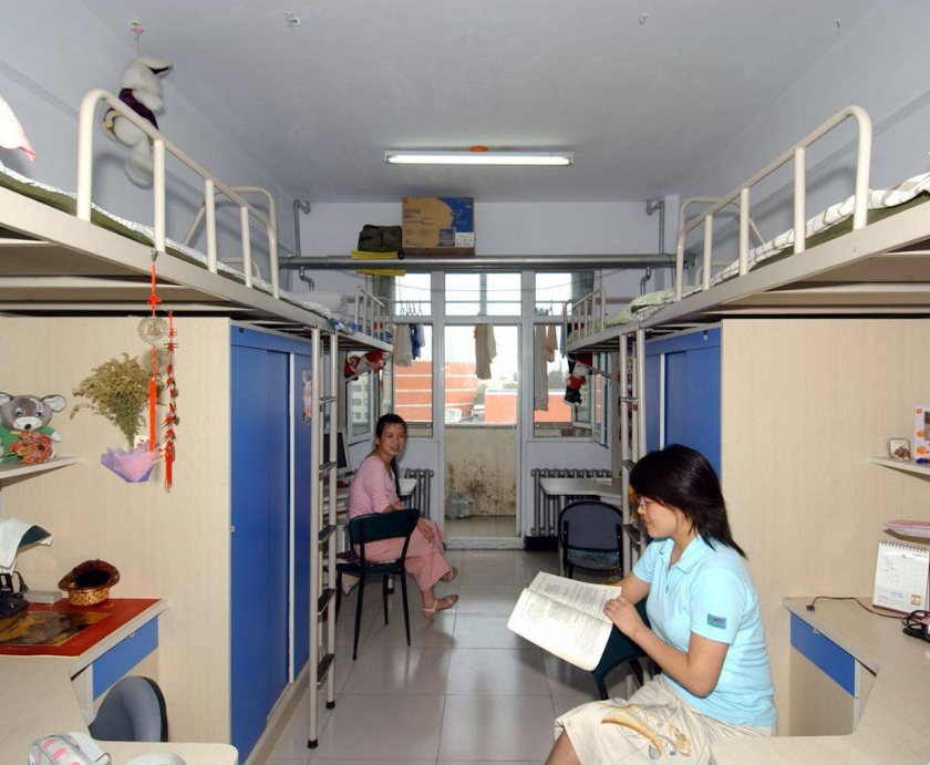 今年四川​第一封录取通知书到了，大学生的生活费层次表引争议