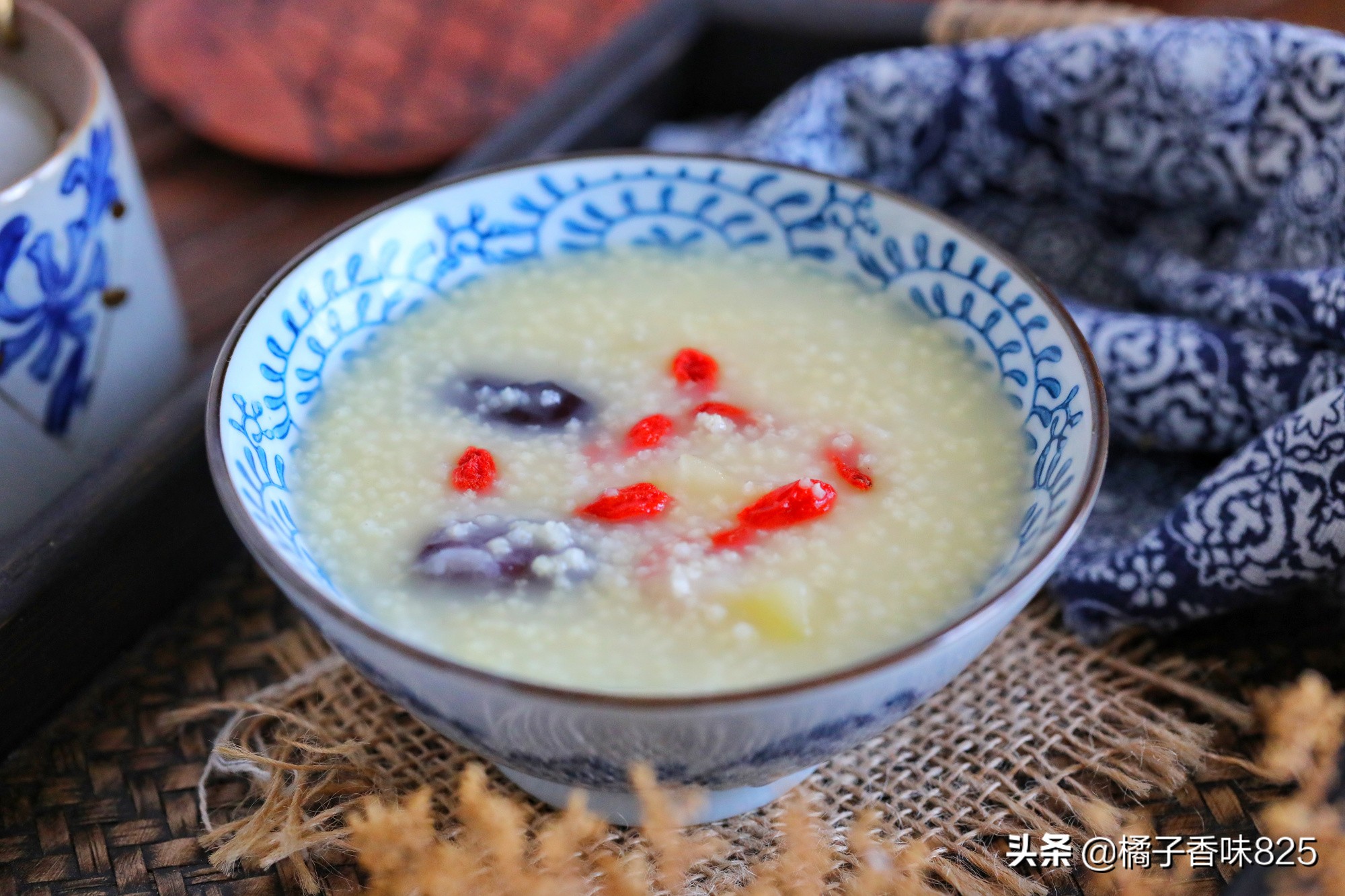 煮小米粥的时候加点水果(煮小米粥的时候加点水果可以吗)