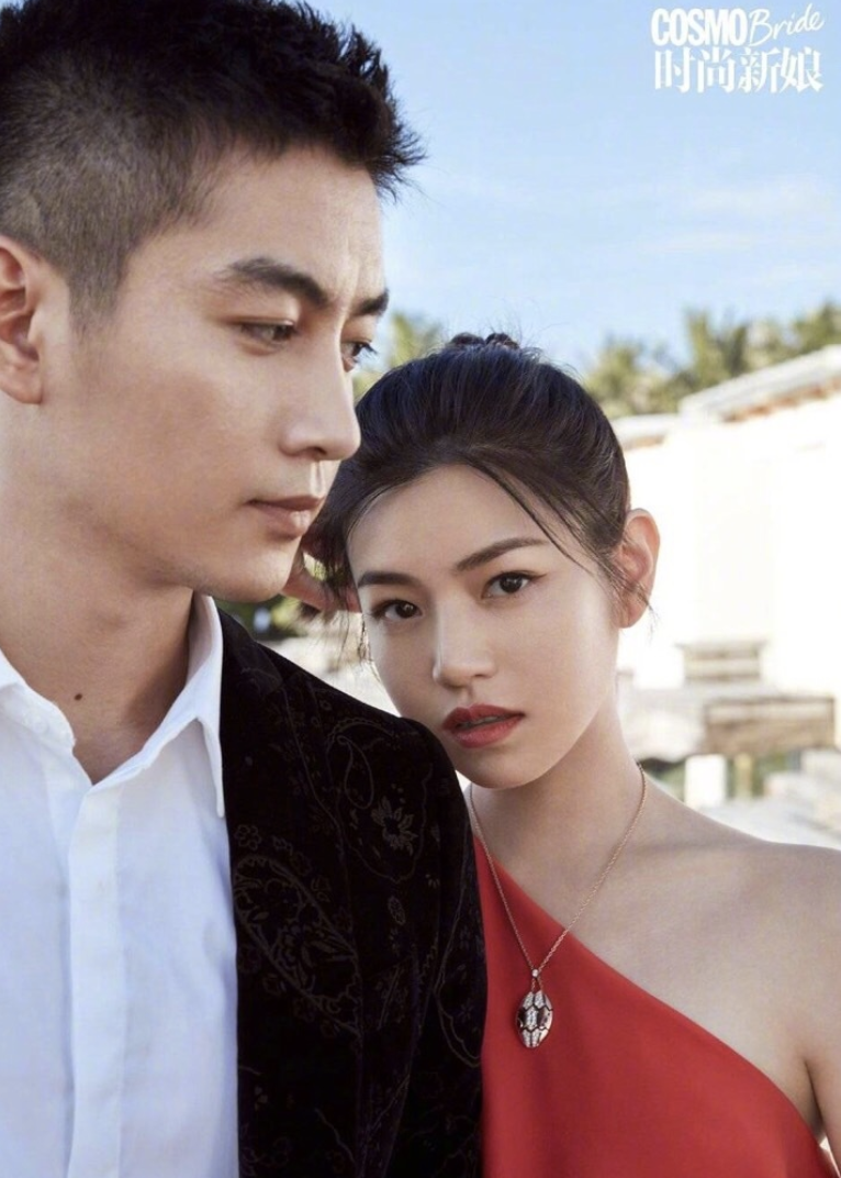 陈晓夫妇与好友聚餐，陈妍希挽老公手臂，被陈晓搂肩同行超甜蜜