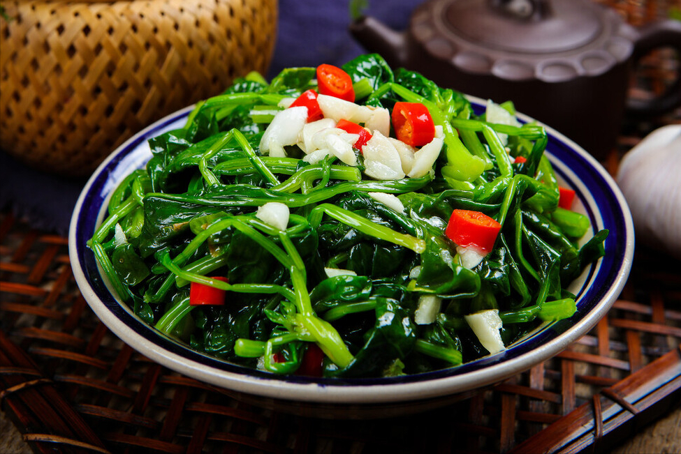 炒菠菜，直接下锅可不行，省了关键1步，难怪不翠绿，还有涩味