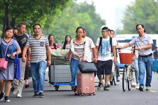 2021年大学生“生活费”等级表出炉！网友看完不淡定了：天地之差
