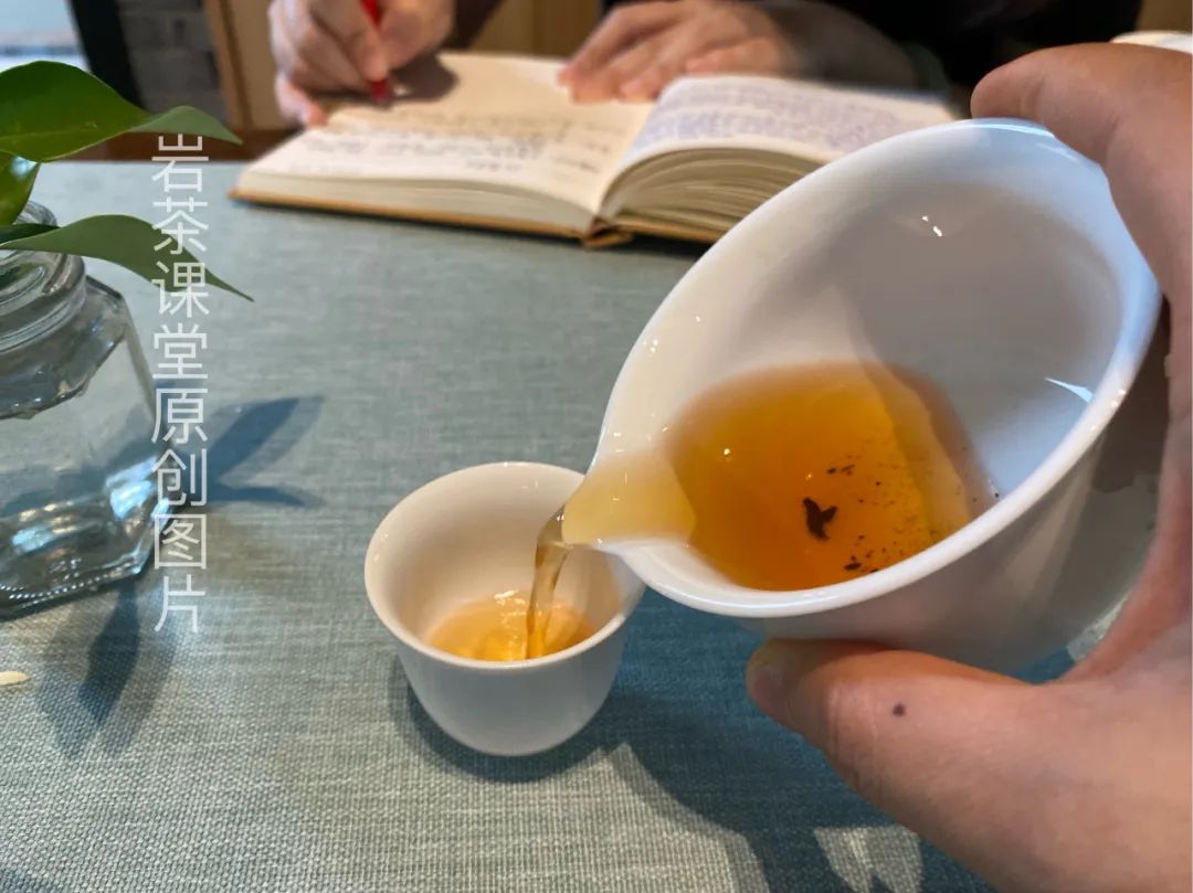 1两肉桂岩茶，搭配2斤包装盒，中秋送礼的乱象何时能止？