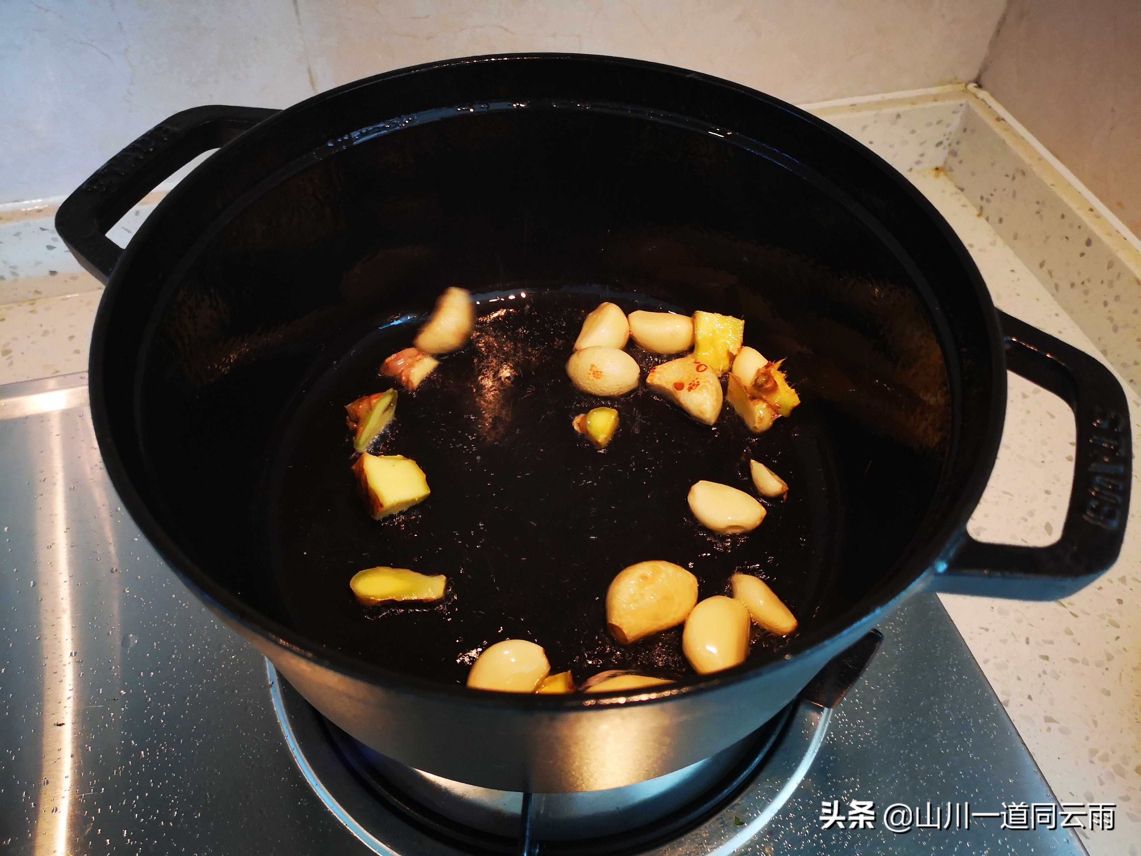 顺德名菜火焰醉鹅做的时候改用了鸭，孰优孰劣吃了之后本人有话说