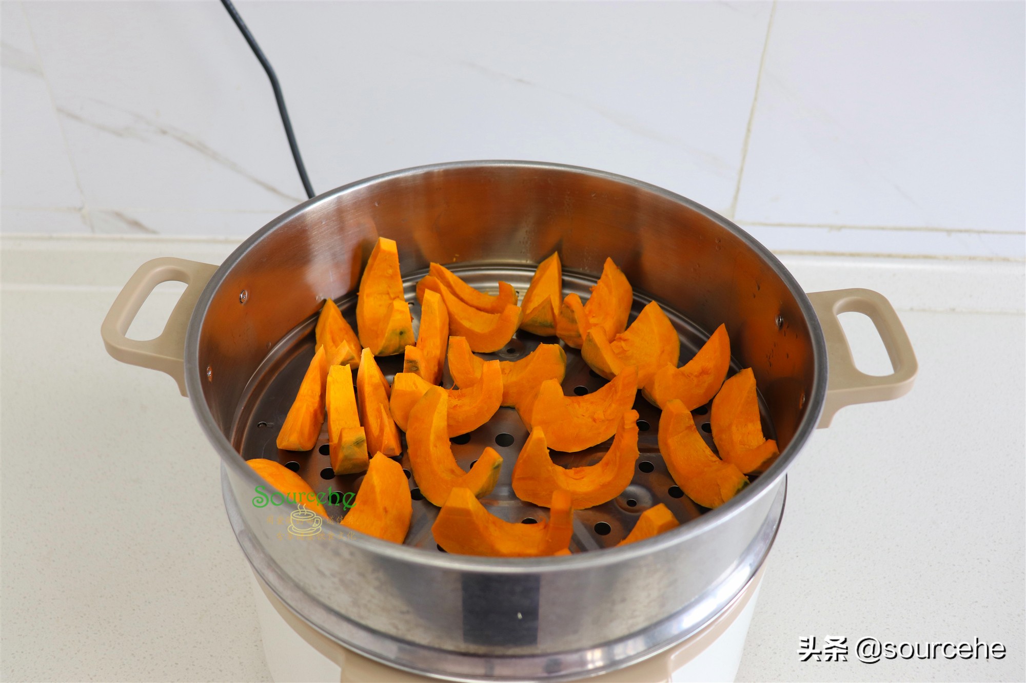 南瓜饼掌握3个技巧，不放一滴水，软软糯糯，甜而不腻，很好吃