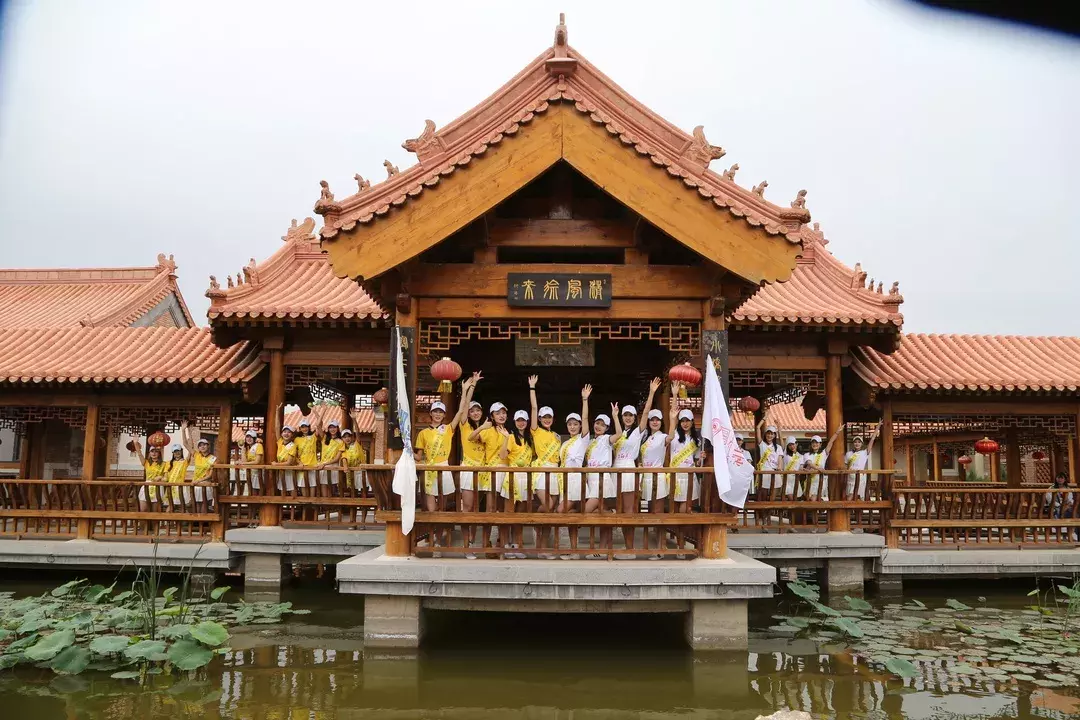 世界旅游小姐畅游巴彦淖尔，美女＋美景，保证让你看花眼